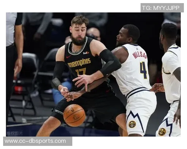 曼恩首节火力全开独得10分半场高效6中5贡献14分3板表现出色 曼恩首节火力全开独得10分半场高效6中5贡献14分3板表现出色