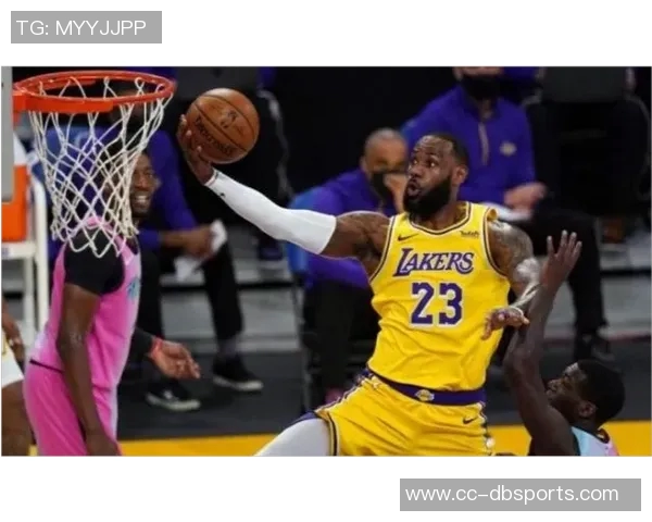 詹姆斯调侃库里三分球盛行影响篮球和联盟发展