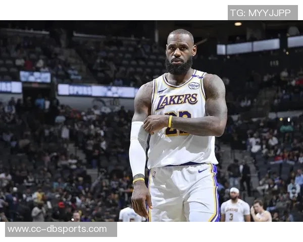 小莫评论雷迪克场边指挥詹姆斯的独特方式引发热议